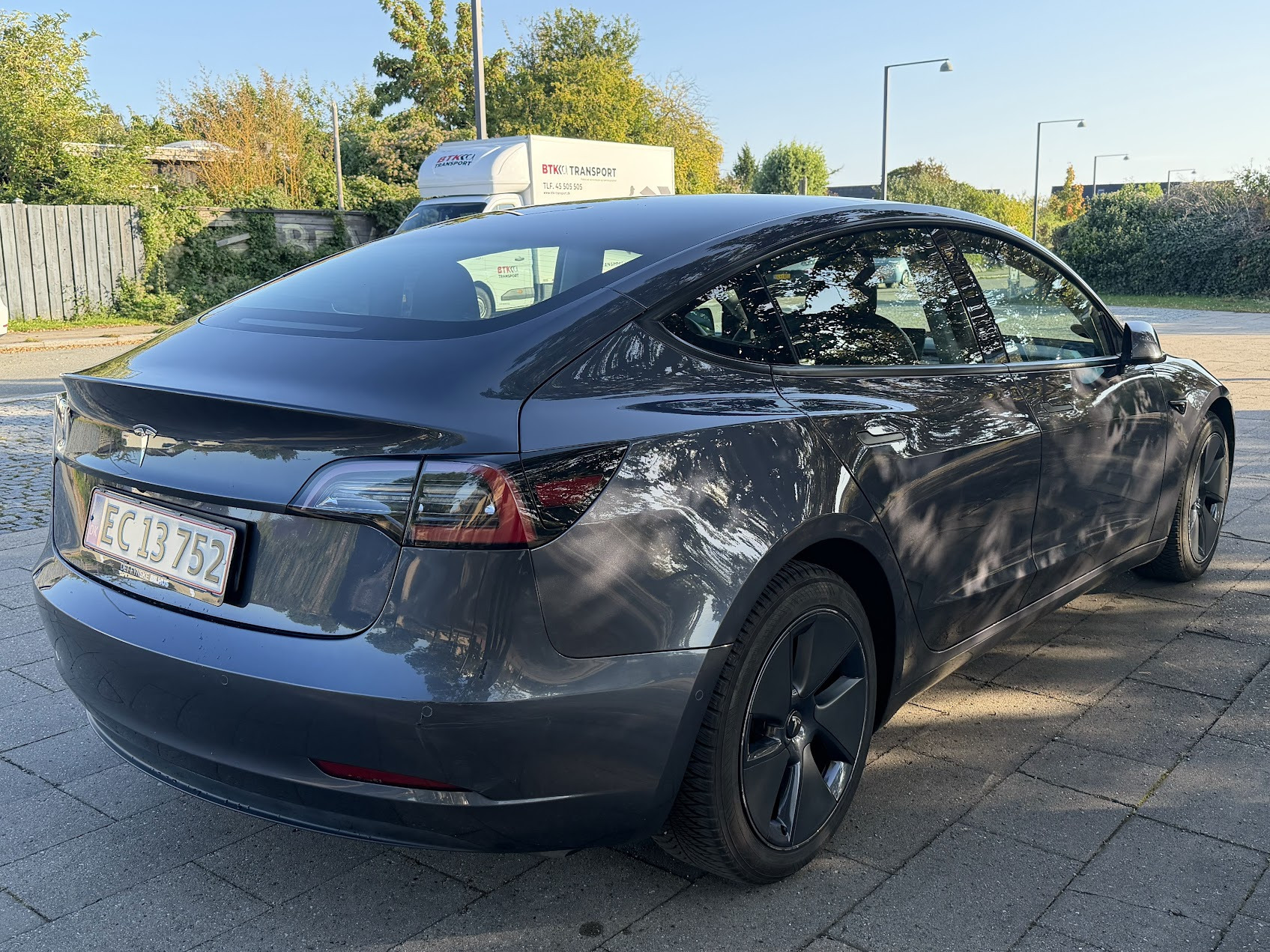 Grå Tesla Model 3 fra 2022