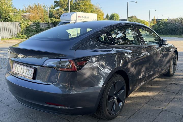 Grå Tesla Model 3 fra 2022