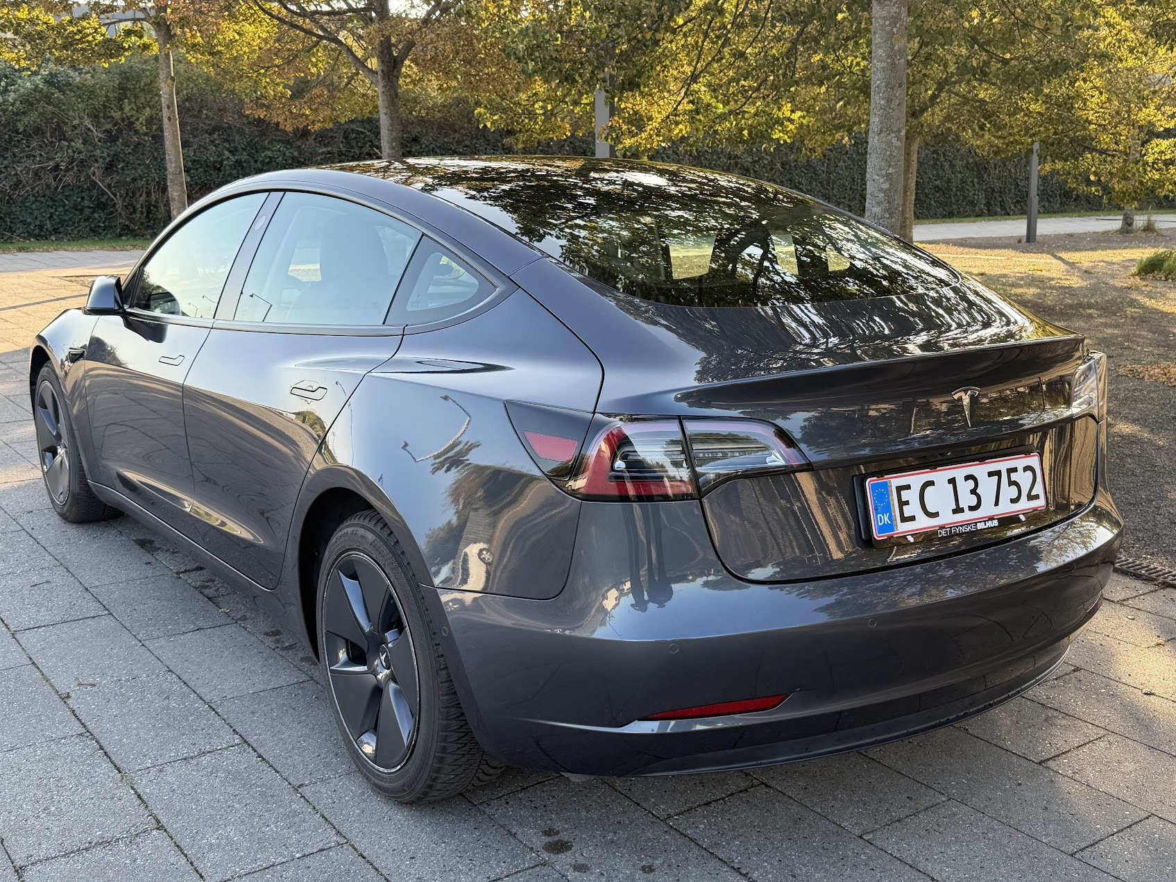 Grå Tesla Model 3 fra 2022