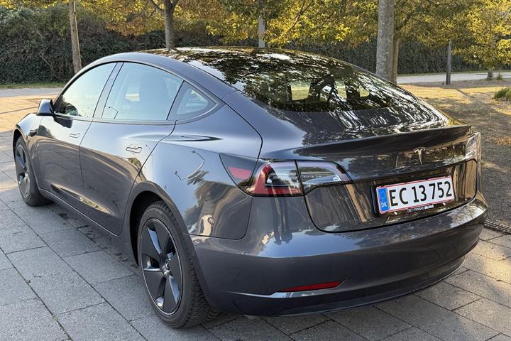 Grå Tesla Model 3 fra 2022