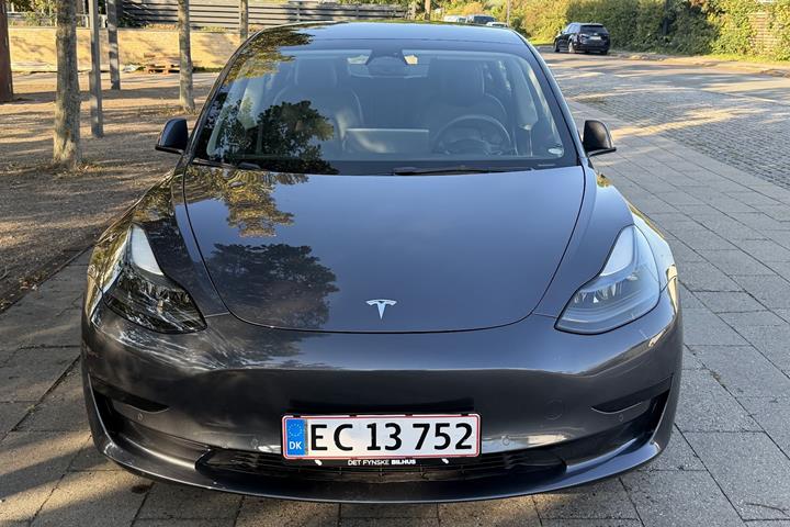 Grå Tesla Model 3 fra 2022