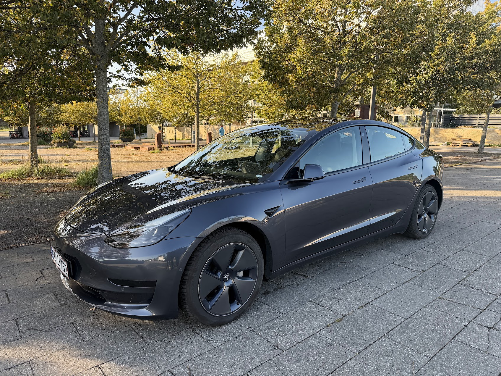 Grå Tesla Model 3 fra 2022