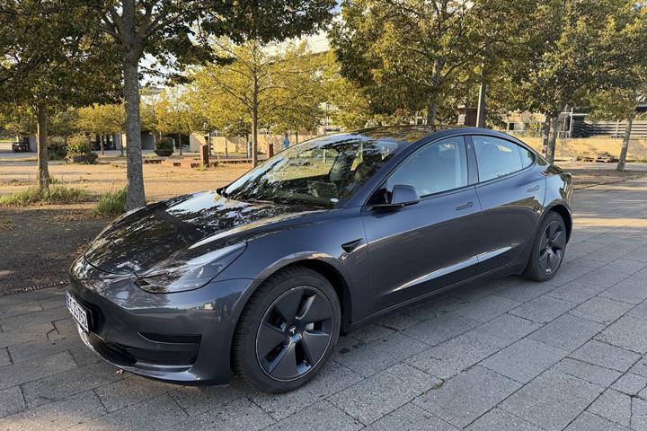 Grå Tesla Model 3 fra 2022