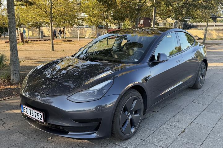 Grå Tesla Model 3 fra 2022