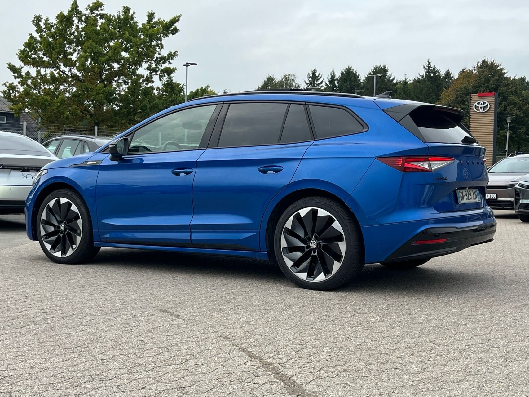 Blå Skoda Enyaq fra 2024