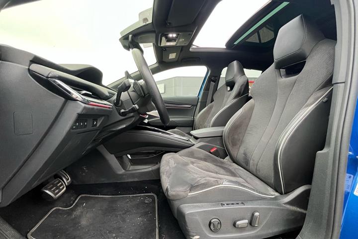 Blå Skoda Enyaq fra 2024