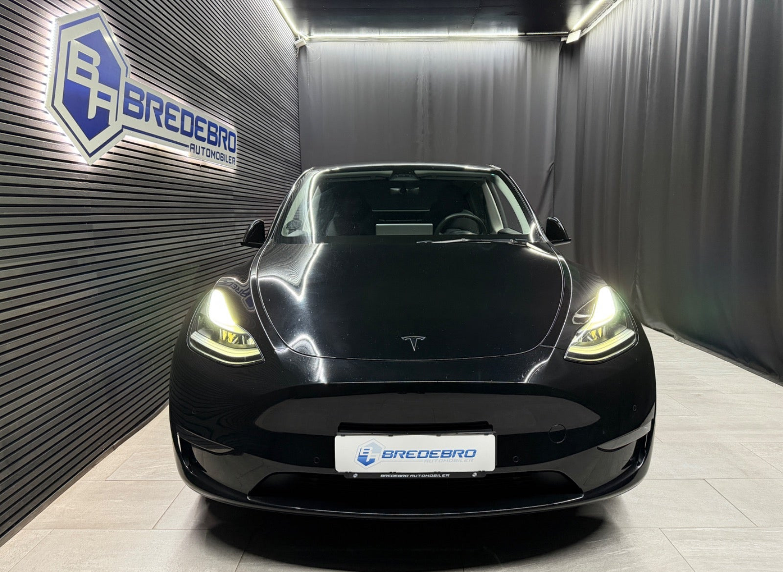 Sort Tesla Model Y fra 2022