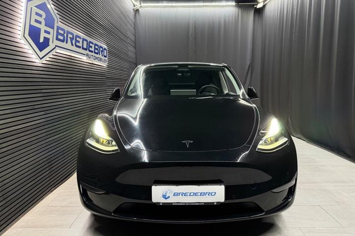 Sort Tesla Model Y fra 2022