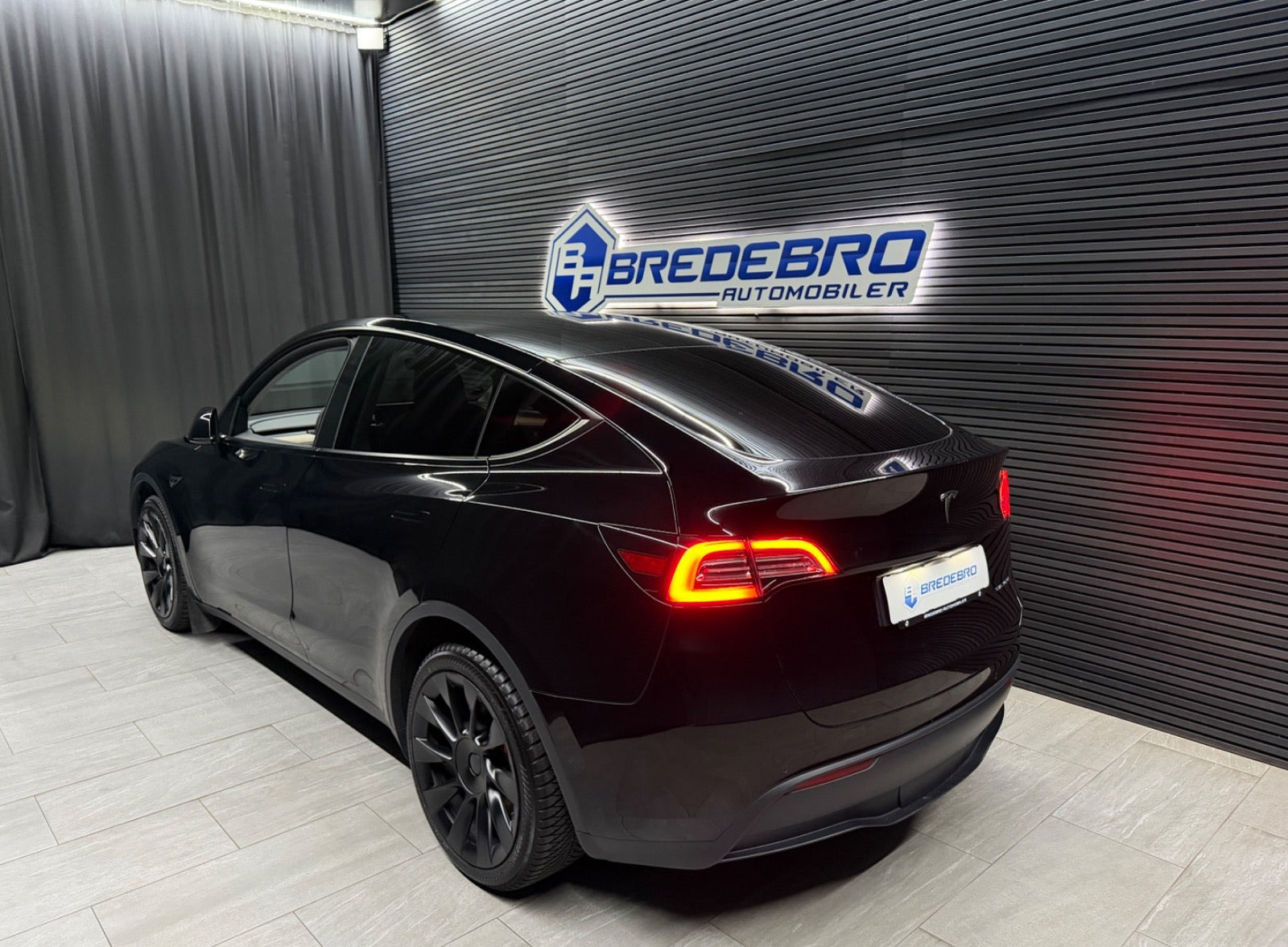 Sort Tesla Model Y fra 2022