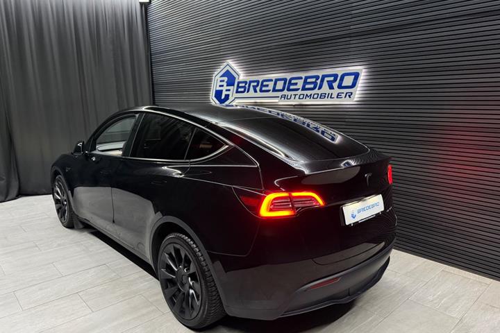 Sort Tesla Model Y fra 2022