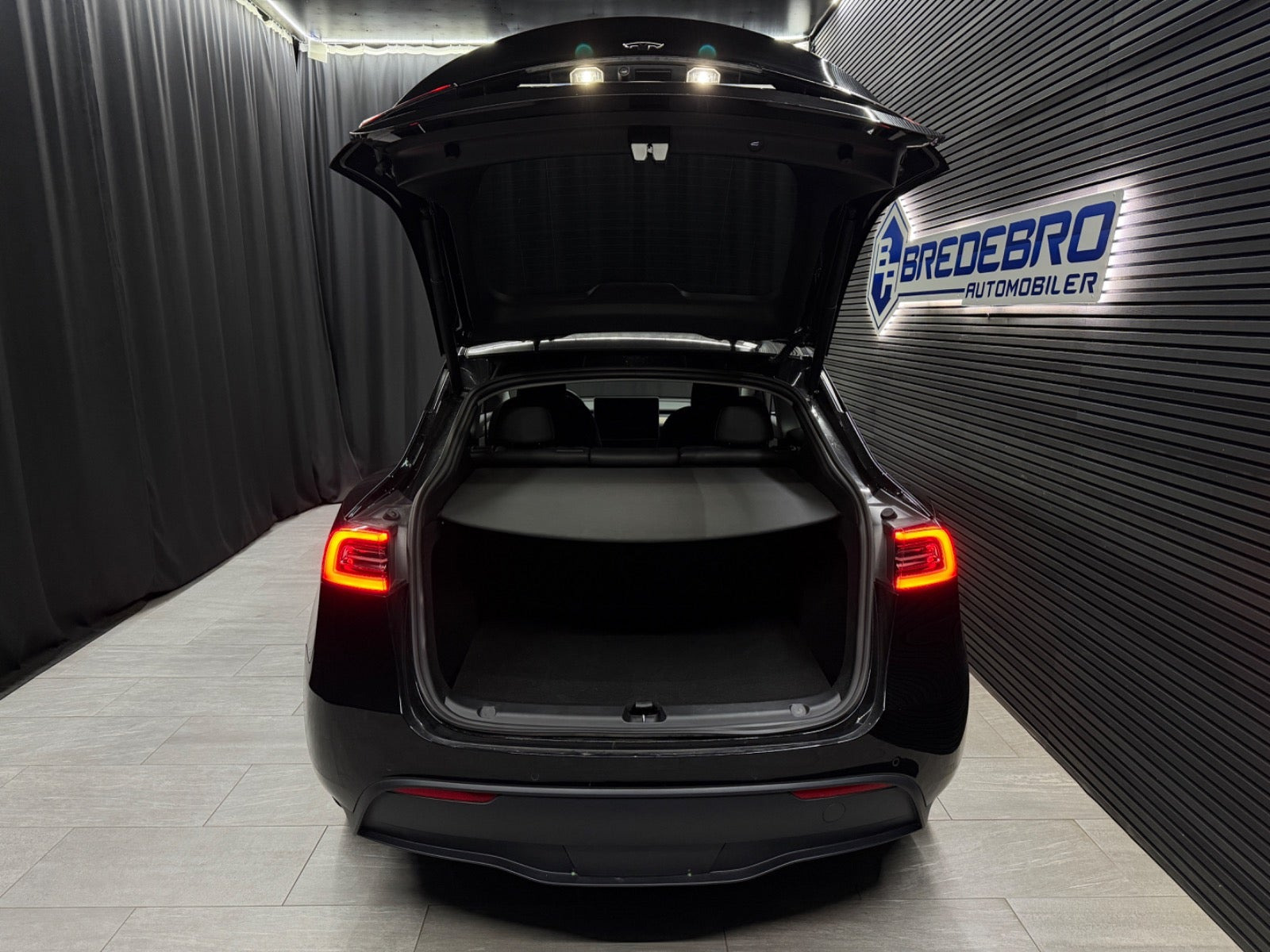 Sort Tesla Model Y fra 2022