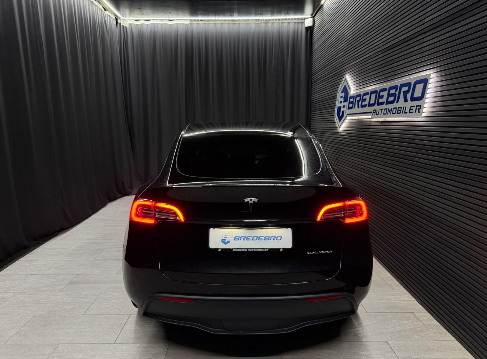 Sort Tesla Model Y fra 2022