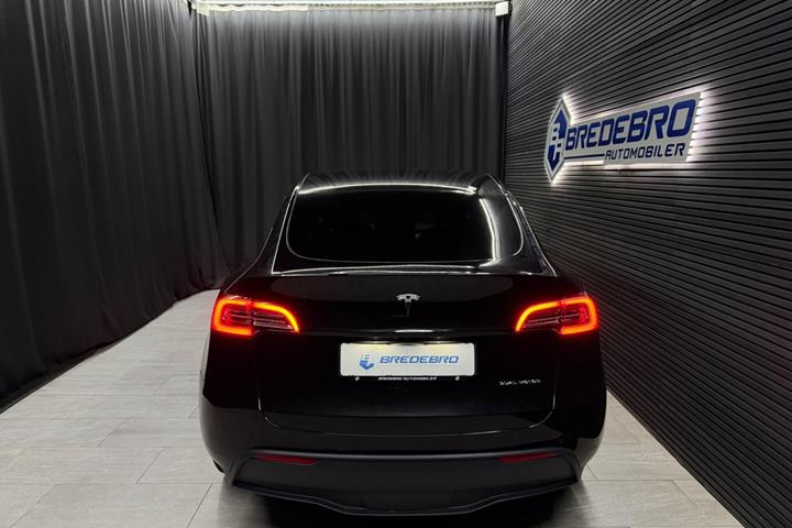 Sort Tesla Model Y fra 2022