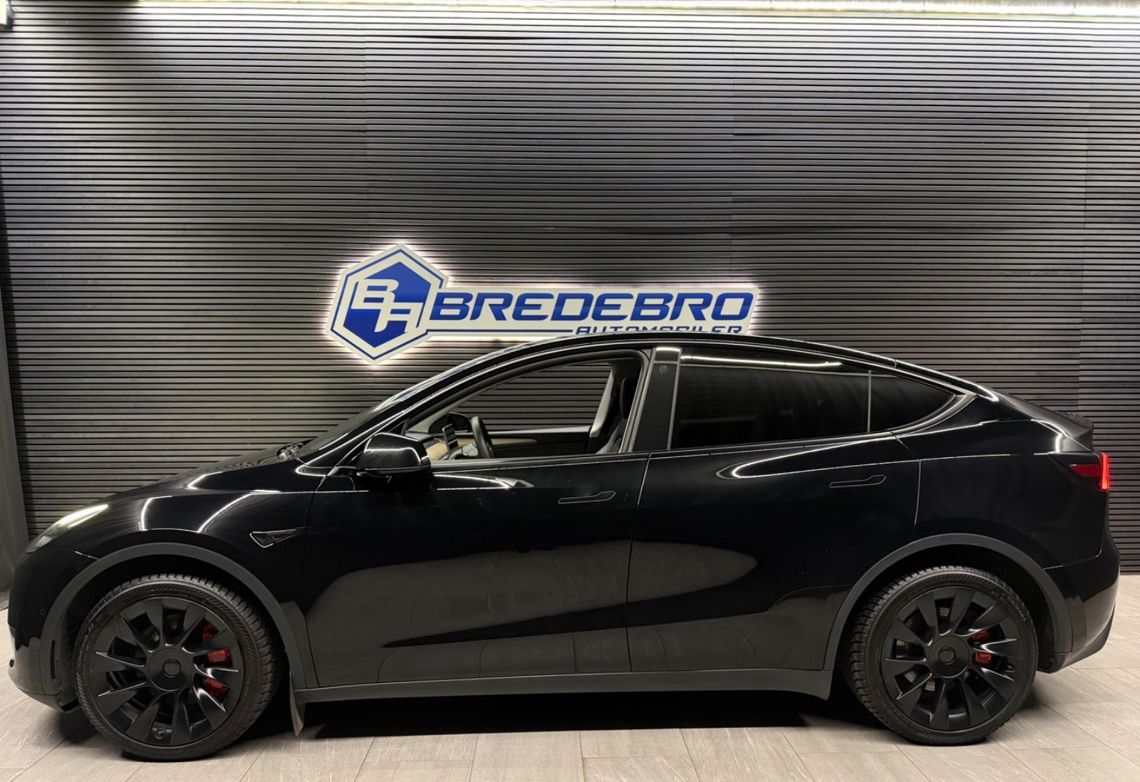 Sort Tesla Model Y fra 2022