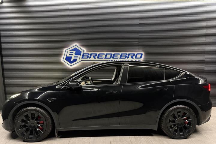 Sort Tesla Model Y fra 2022
