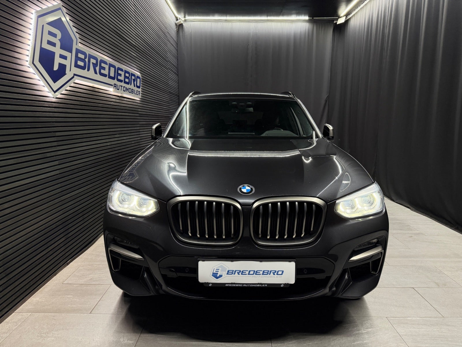 Grå BMW X3 fra 2018