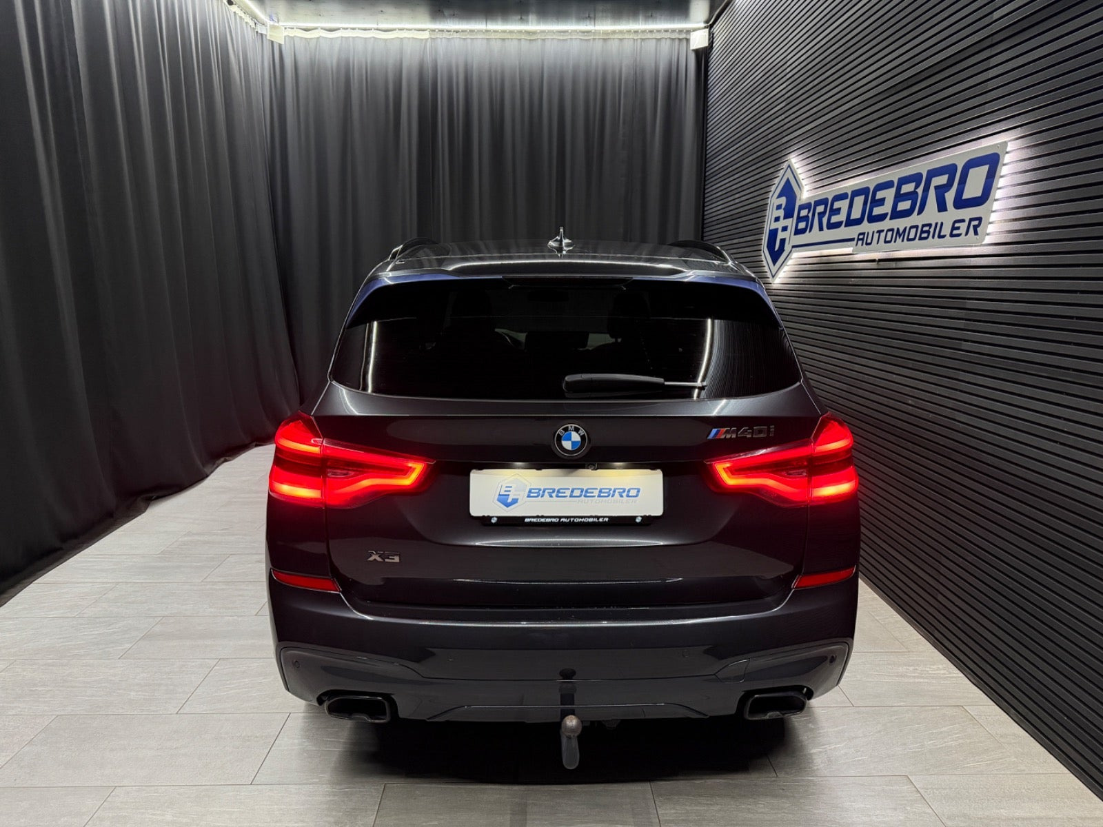 Grå BMW X3 fra 2018