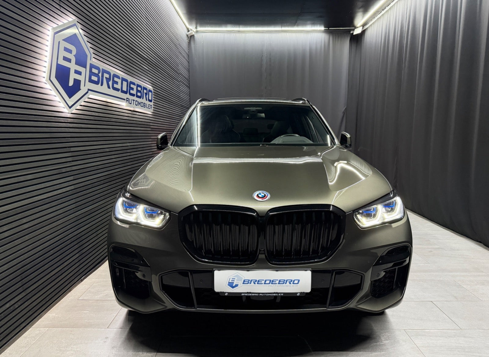 Grøn BMW X5 fra 2022