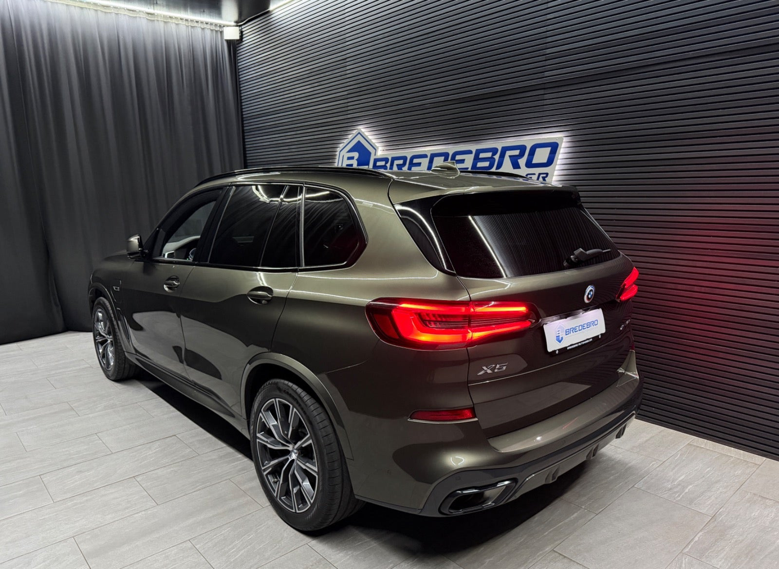 Grøn BMW X5 fra 2022