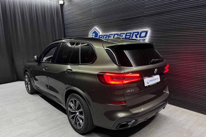 Grøn BMW X5 fra 2022