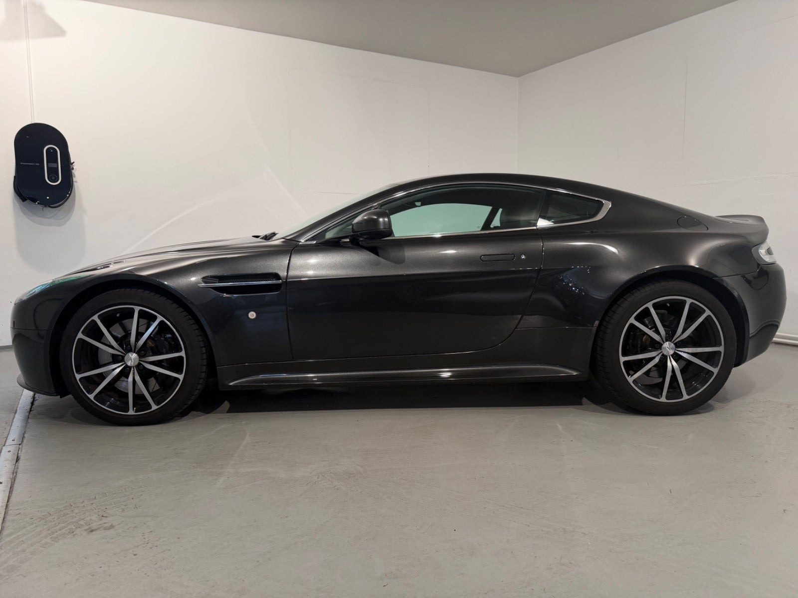 Grå Aston Martin V8 Vantage S fra 2014