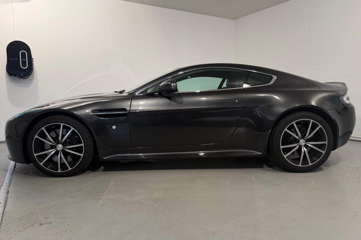Grå Aston Martin V8 Vantage S fra 2014