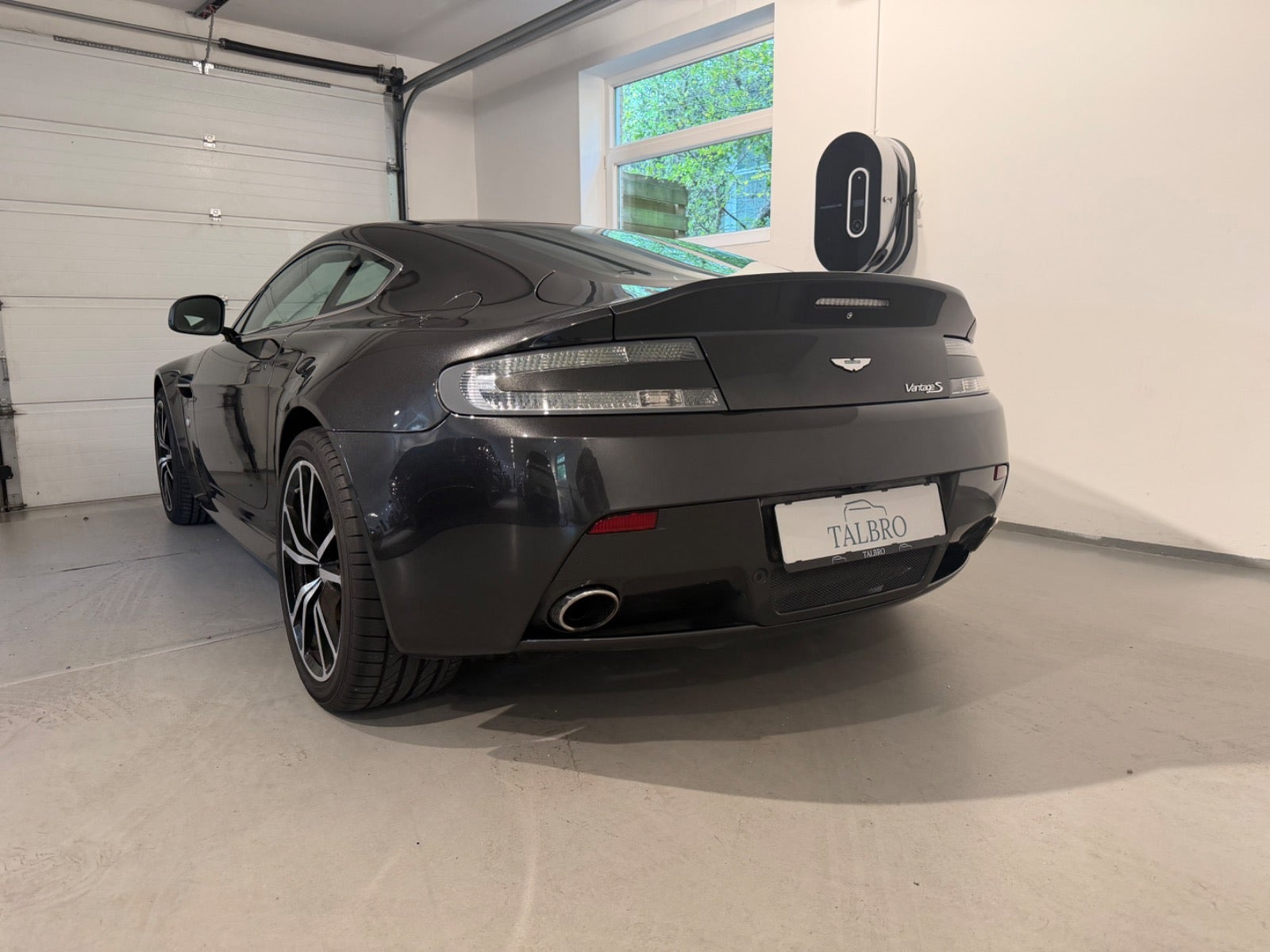 Grå Aston Martin V8 Vantage S fra 2014
