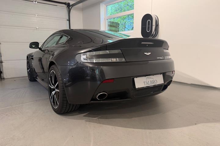 Grå Aston Martin V8 Vantage S fra 2014