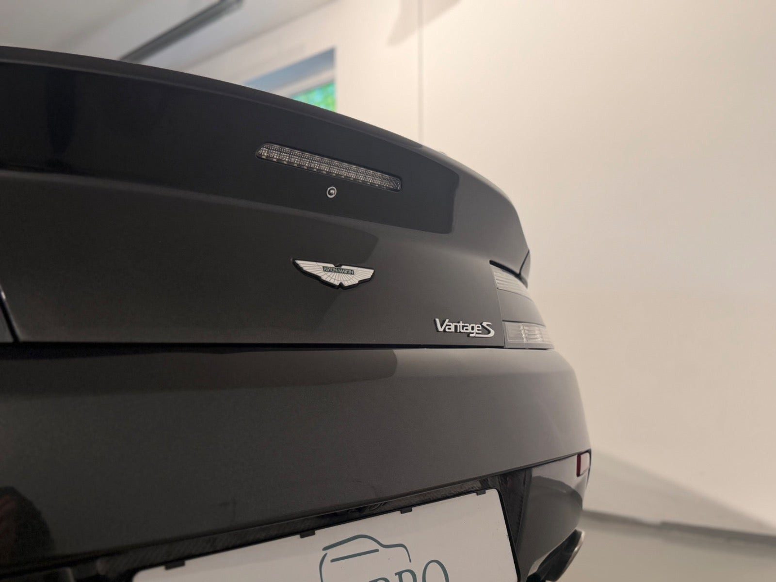 Grå Aston Martin V8 Vantage S fra 2014