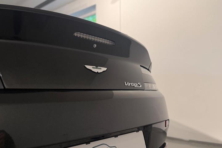 Grå Aston Martin V8 Vantage S fra 2014
