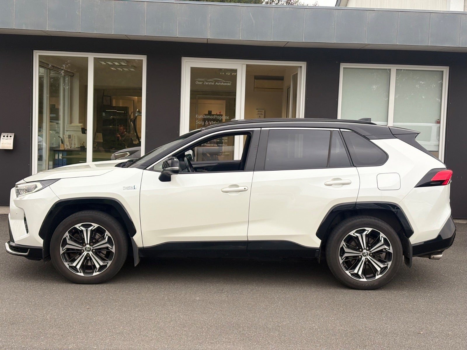 Hvid Toyota RAV4 fra 2021