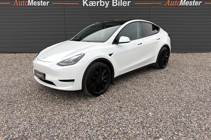 Hvid Tesla Model Y fra 2023