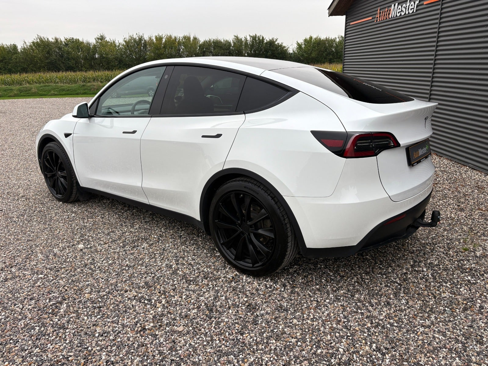 Hvid Tesla Model Y fra 2023