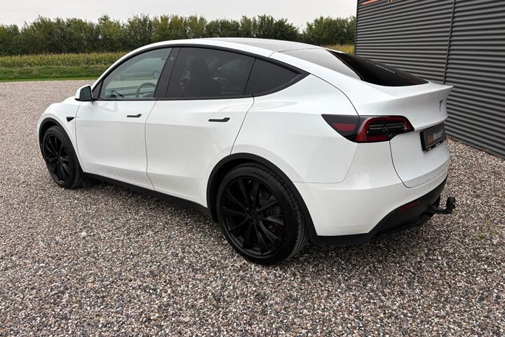 Hvid Tesla Model Y fra 2023