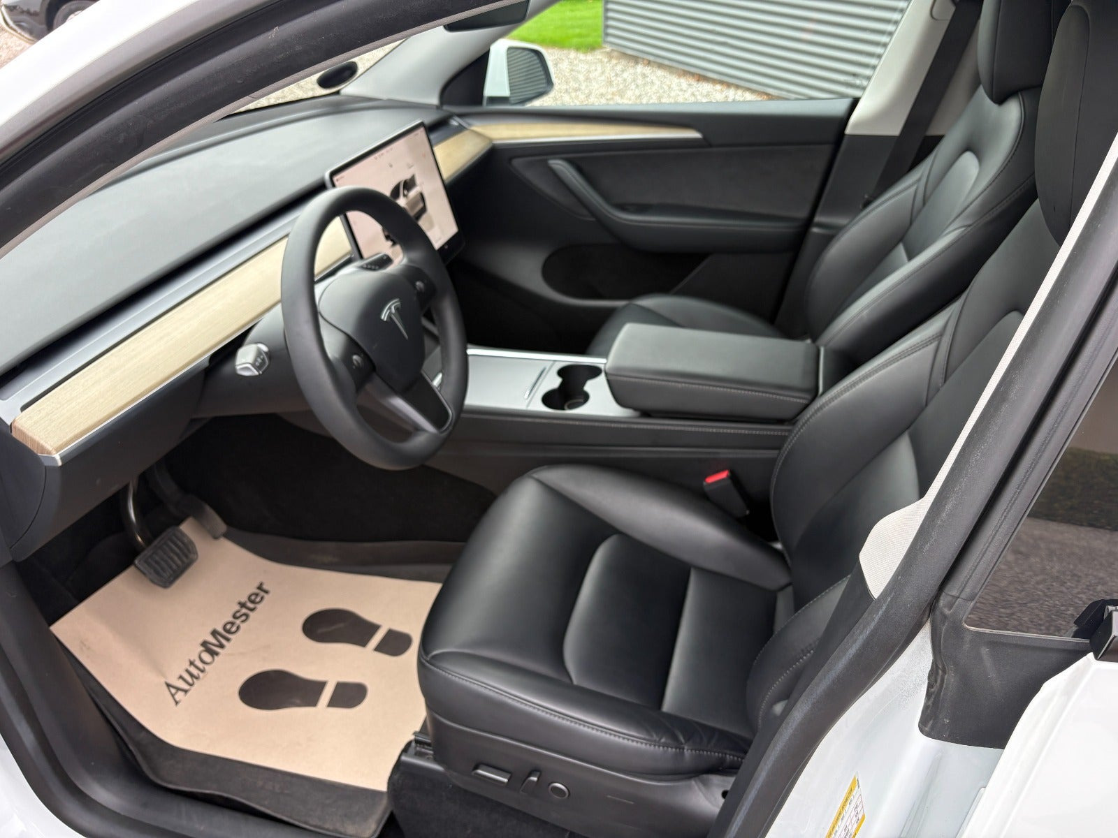 Hvid Tesla Model Y fra 2023