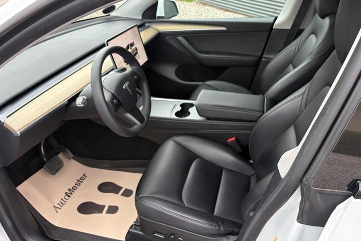 Hvid Tesla Model Y fra 2023