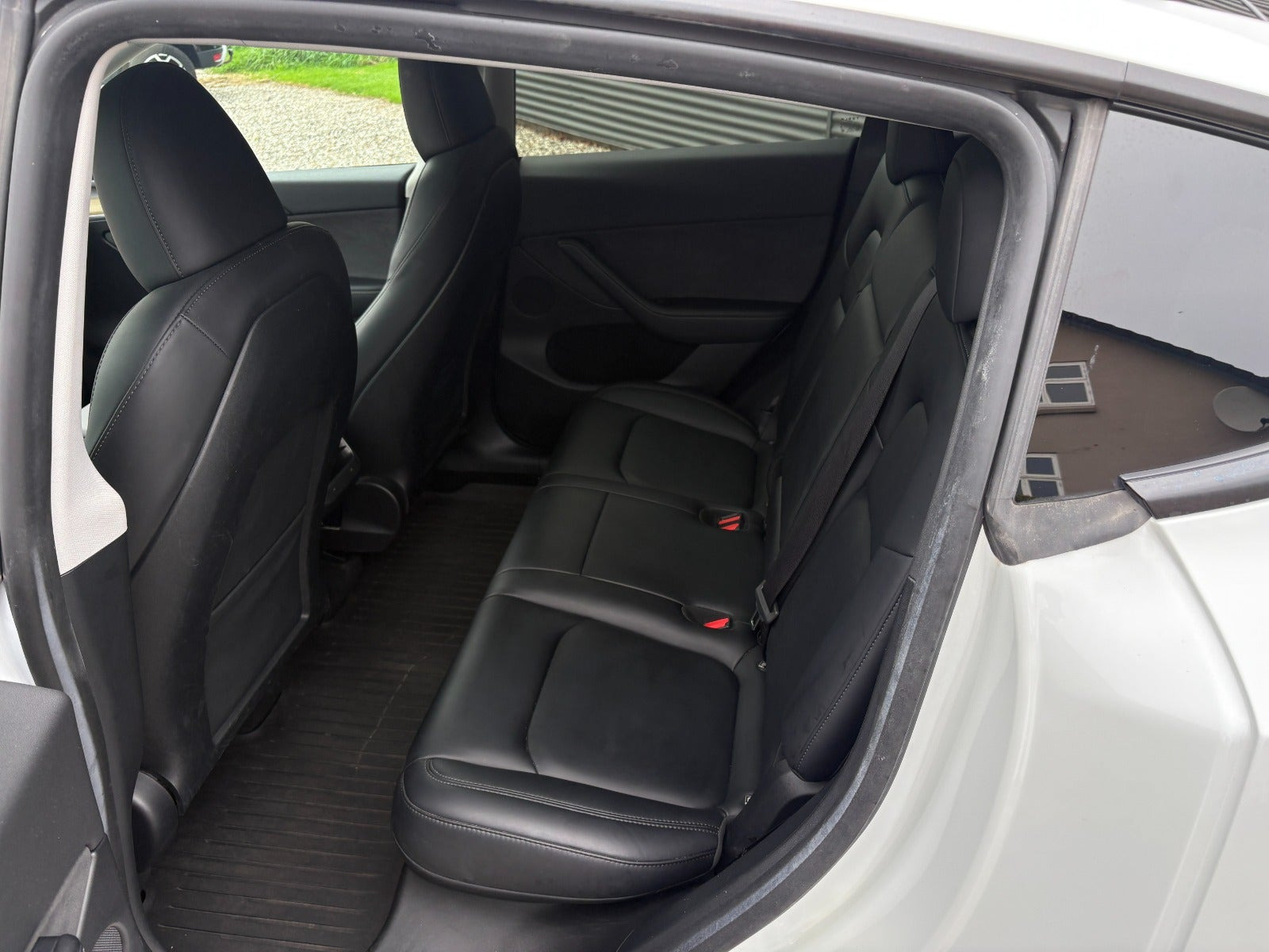 Hvid Tesla Model Y fra 2023