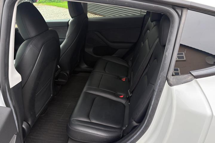 Hvid Tesla Model Y fra 2023