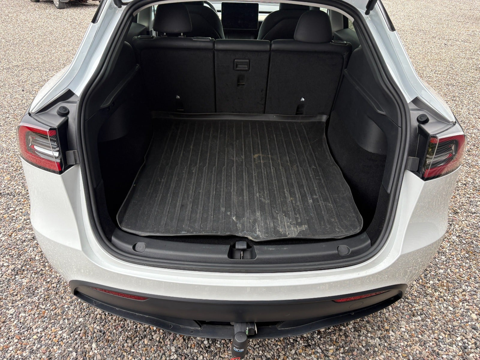 Hvid Tesla Model Y fra 2023