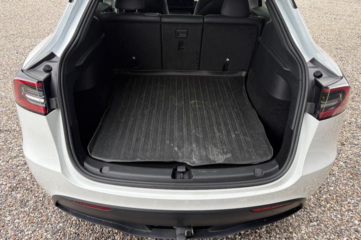 Hvid Tesla Model Y fra 2023
