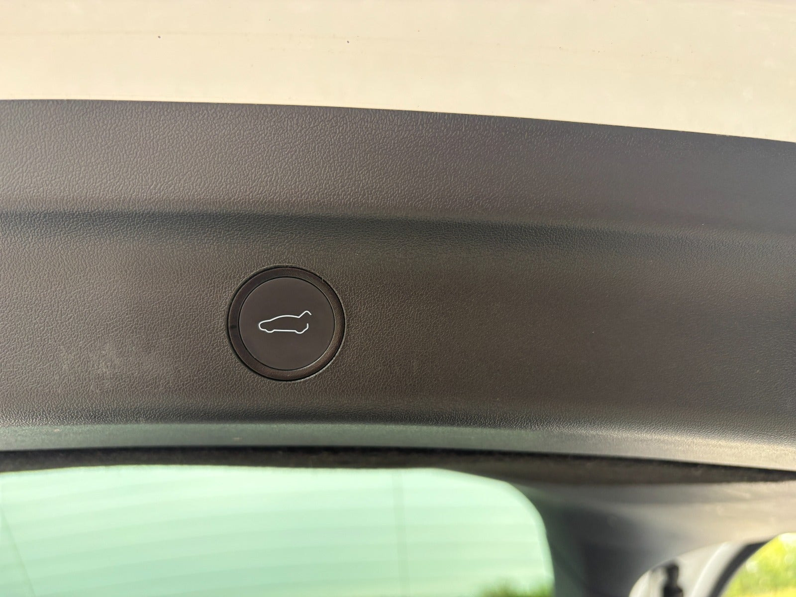 Hvid Tesla Model Y fra 2023