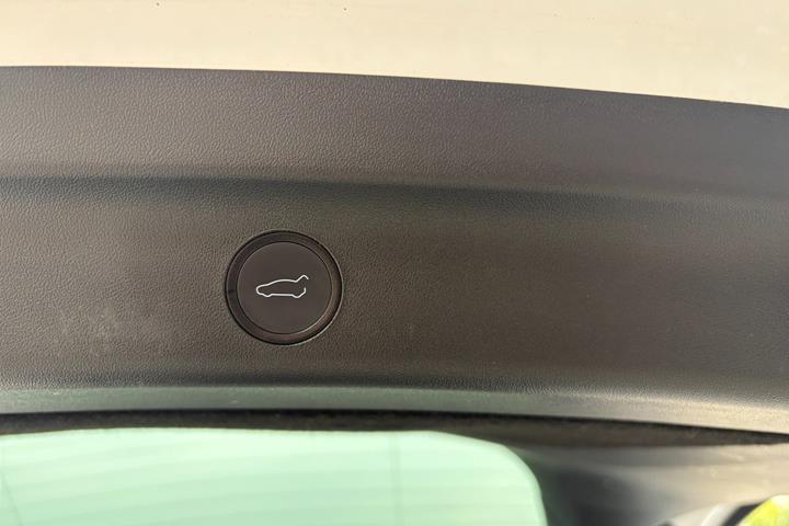 Hvid Tesla Model Y fra 2023