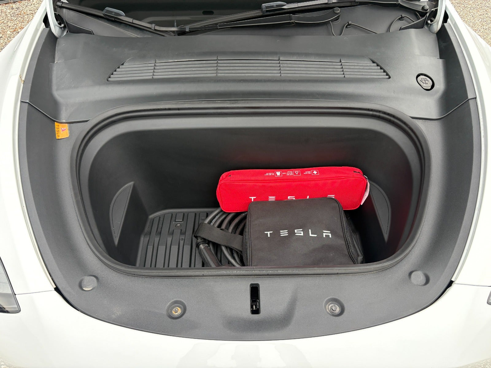Hvid Tesla Model Y fra 2023
