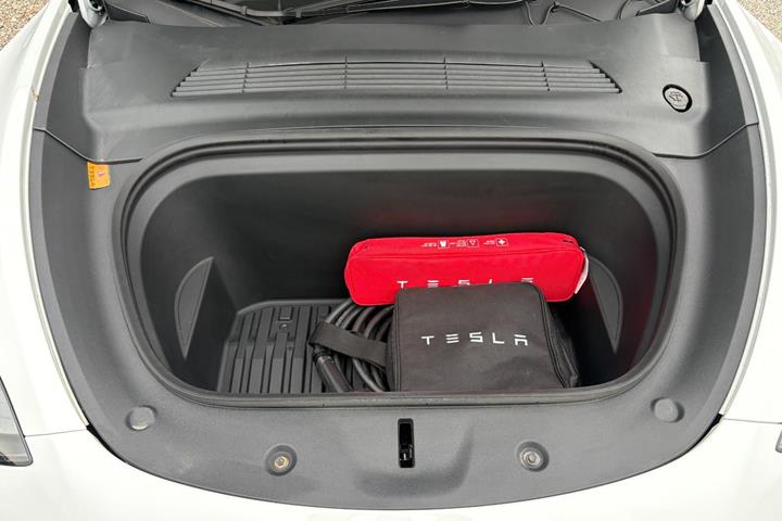 Hvid Tesla Model Y fra 2023