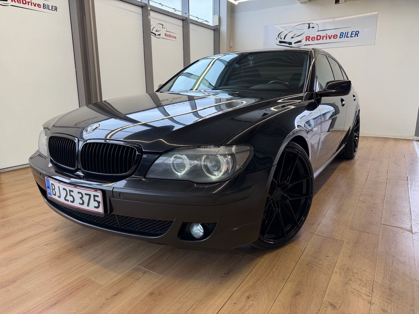 Sort BMW 740Li fra 2005