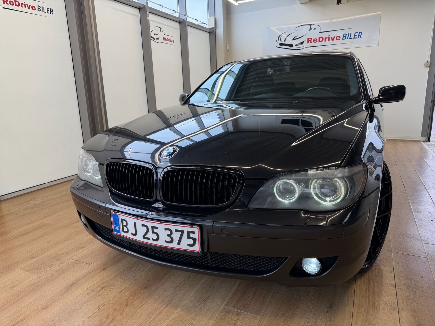 Sort BMW 740Li fra 2005