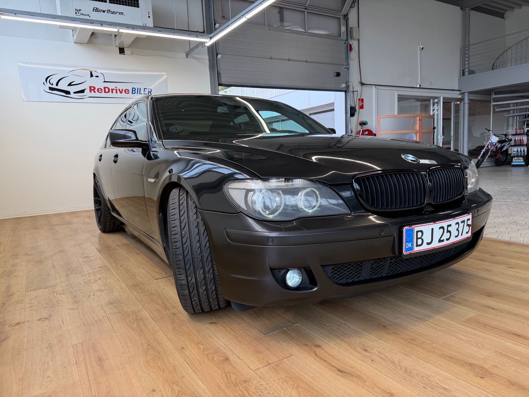 Sort BMW 740Li fra 2005