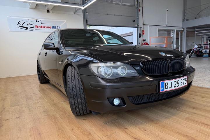 Sort BMW 740Li fra 2005