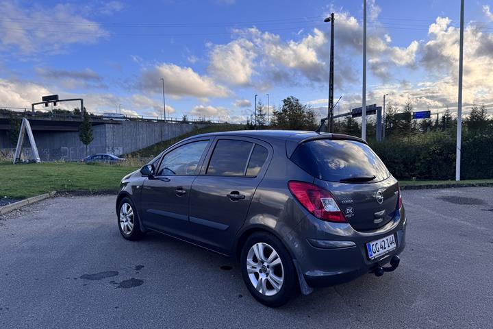 Grå Opel Corsa fra 2011