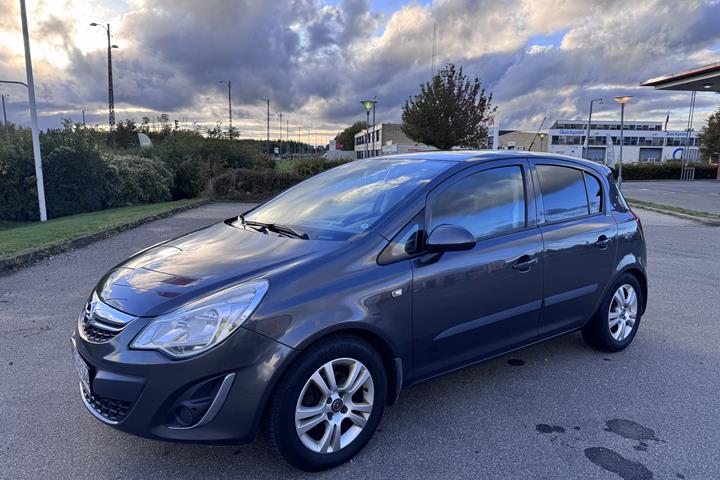 Grå Opel Corsa fra 2011